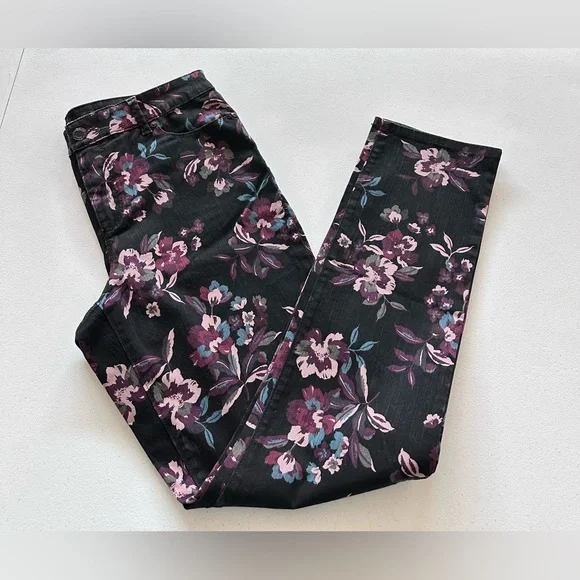 NWT. Bandolino Amy Modern Straight Leg Tummy Slimming Stretch Jeans Size 8 - Picture 3 of 14